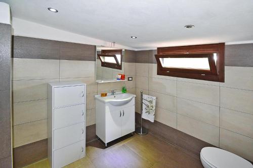 Baño pequeño con lavabo y aseo en Holiday Home Solarino - ISI02255-F, en Solarino