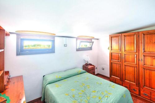 1 dormitorio con 1 cama con edredón verde en Holiday Home Solarino - ISI02255-F, en Solarino