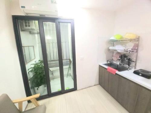 una cucina con una grande finestra in una stanza di The mini apartment includes breakfast a Hanoi