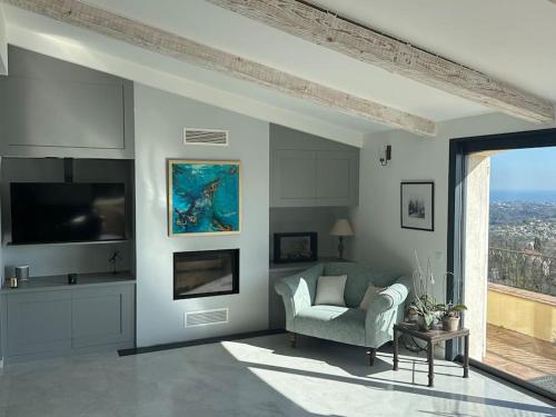 een woonkamer met een bank en een televisie bij Luxury villa in Vence with panoramic sea views in Vence