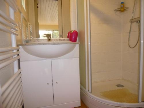 a bathroom with a sink and a shower at Appartement confortable proche plage avec balcon - Saint-Jean-de-Monts, 2 chambres, parking inclus - FR-1-224C-245 in Saint-Jean-de-Monts