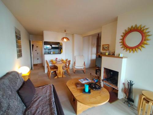 un salon avec un canapé et une table dans l'établissement Avoriaz: Appartement 3 pièces, 6 pers, cheminée, wifi, tout équipé - FR-1-633-69, à Morzine