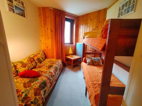 une chambre avec deux lits superposés et un canapé dans l'établissement Avoriaz: Appartement 3 pièces, 6 pers, cheminée, wifi, tout équipé - FR-1-633-69, à Morzine