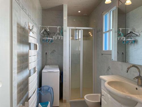 une salle de bain avec un lavabo, des toilettes et une douche dans l'établissement Charmante maison 4 pers. à 200m plage et port, terrasse, TV, ménage inclus - FR-1-224B-199, à Noirmoutier-en-l'lle