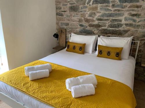 Voodi või voodid majutusasutuse Stunning 2 bedroom cottage in Penmachno near Betws y Coed toas