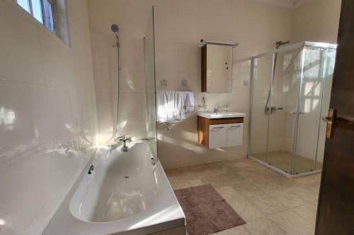 La salle de bains est pourvue d'une baignoire, d'une douche et d'un lavabo. dans l'établissement Siswi (The Nest)- The place to be., à Bungoma