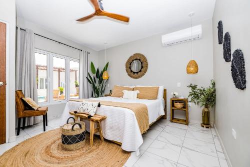 una camera da letto con un grande letto e pareti bianche di EVA Resort a Savaneta