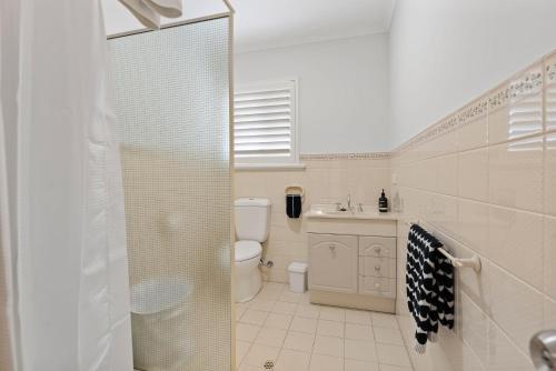 een badkamer met een douche, een toilet en een wastafel bij 13 Kightley Rd - BYO Linen - Pets Negotiable - Wi-Fi in Goolwa South