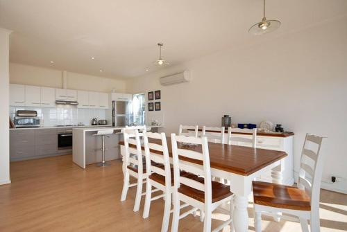 Dapur atau dapur kecil di 13 Olivebank - BYO Linen - Ocean Views