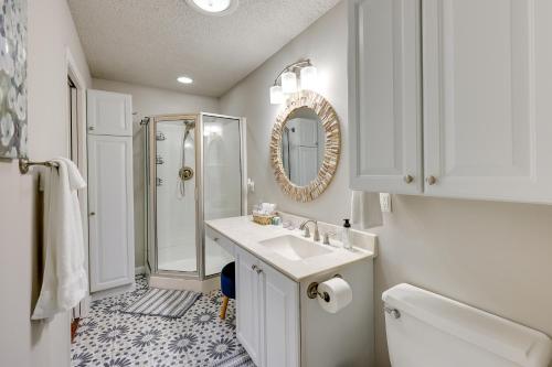 ein weißes Badezimmer mit Waschbecken und Dusche in der Unterkunft Lakefront Hot Springs Vacation Rental with Dock! in Hot Springs Village