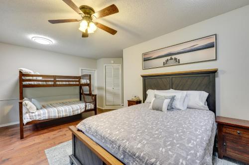 ein Schlafzimmer mit einem Bett und einem Deckenventilator in der Unterkunft Lakefront Hot Springs Vacation Rental with Dock! in Hot Springs Village
