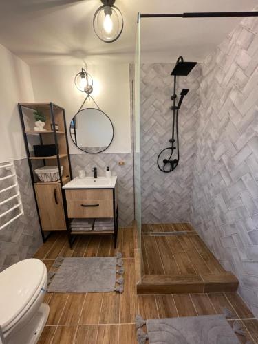 ソバタにあるMILLAR'sのバスルーム(シャワー、トイレ、シンク付)