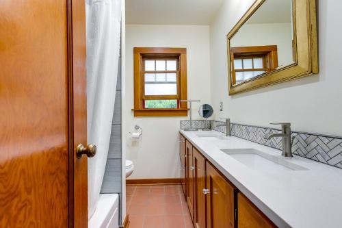 Baño con 2 lavabos y espejo en Updated and Bright Golden Home - Walk to Downtown!, en Golden