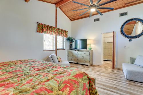 1 dormitorio con 1 cama y ventilador de techo en Scenic Siesta Key Home about 1 Mi to Village and Beach!, en Siesta Key