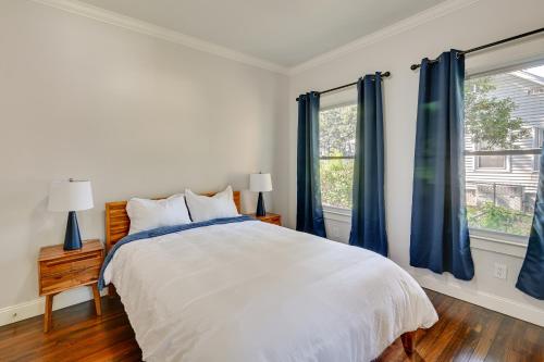 Katil atau katil-katil dalam bilik di Updated Greenville Home with Backyard!