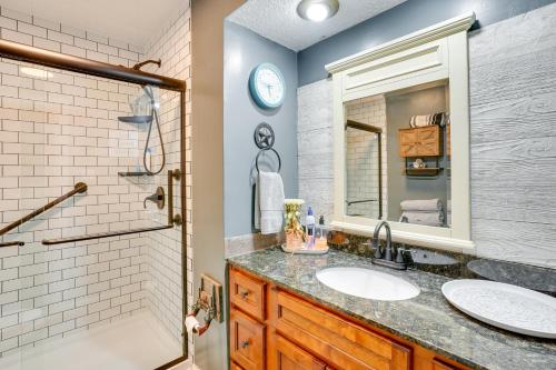 y baño con lavabo y ducha. en Charming Bardstown Home with Deck about 1 Mi to Downtown, en Bardstown
