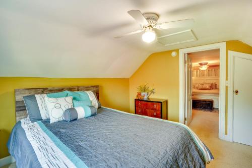 1 dormitorio con 1 cama y ventilador de techo en Charming Bardstown Home with Deck about 1 Mi to Downtown, en Bardstown