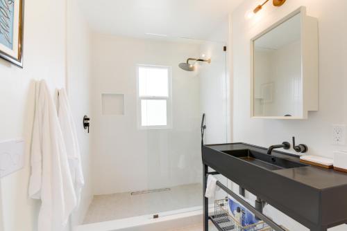 baño con lavabo negro y espejo en Pet-Friendly El Cerrito Home Deck, Sauna and Views!, en El Cerrito