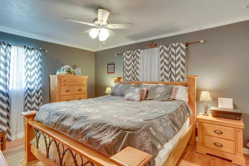 1 dormitorio con 1 cama y ventilador de techo en Lawton Home with Deck, Near Casinos and Museums!, en Lawton