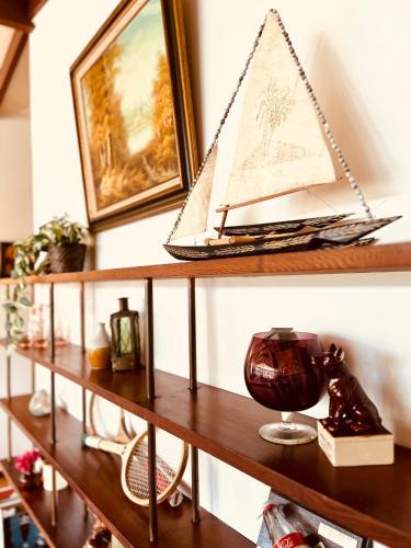 Χώρος καθιστικού στο The Anchorage- A waterfront 70’s retreat