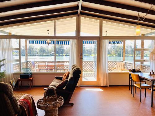 Χώρος καθιστικού στο The Anchorage- A waterfront 70’s retreat