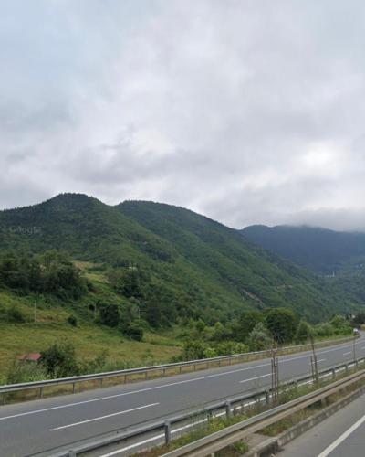 a highway with green mountains in the background at Doğa manzaralı dere kenarında haftalık ve aylık in Macka