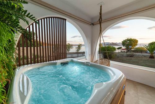 una vasca idromassaggio su un balcone con vista di Faidon's Luxury House with jacuzzi by AegianKazarte a Kapótidhes