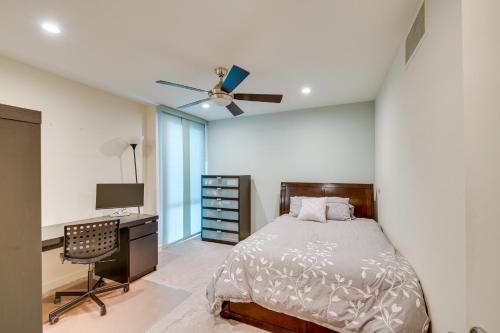 - une chambre avec un lit, un bureau et un ventilateur de plafond dans l'établissement Modern Beverly Hills Townhome 5 Mi to Hollywood!, à Los Angeles