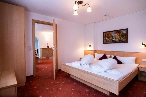 1 dormitorio con 1 cama con almohadas blancas en Alberts Heimatglück, en Nauders