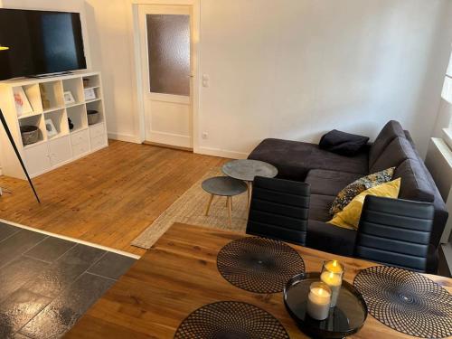 a living room with a couch and a table at Schöne 2 Zimmerwohnung in Heusenstamm in Heusenstamm