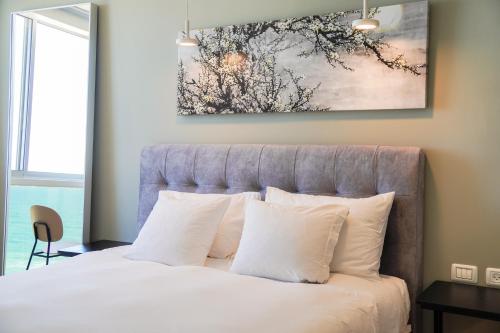 Postel nebo postele na pokoji v ubytování Lex Home in a Luxury Hotel