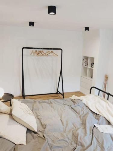 una camera da letto con un letto e una lavagna bianca sul muro di Mini Huus im schönen Thurgau a Schönenberg