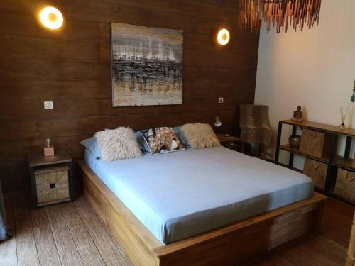 ein Schlafzimmer mit einem großen Bett mit blauer Bettwäsche in der Unterkunft Villa 10 p.Brando 170 m2 vue mer panoramique in Brando