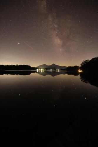 a night view of a lake with a starry sky at Lakeside Hotels Kuore in Kitashiobara