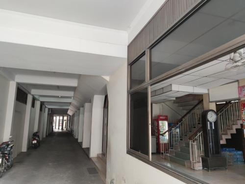 um corredor vazio num edifício com uma janela em โรงแรมฟ้าไทย em Nakhon Ratchasima