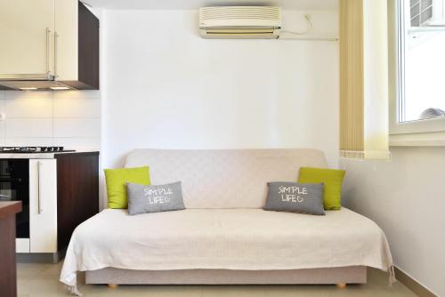 Habitación con cama con 2 almohadas en Aspalathos dream apartment, en Split