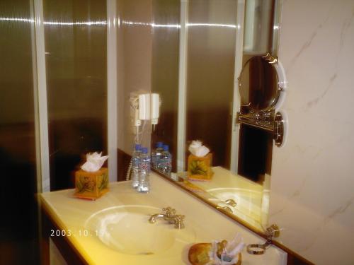 a bathroom with a sink and a mirror at Casa del Agua in Guanajuato