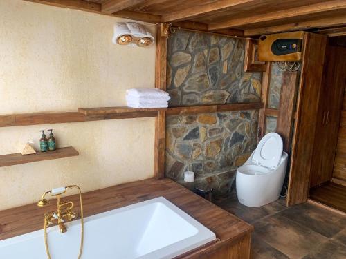 Phòng tắm tại Cloud Forest Tà Xùa