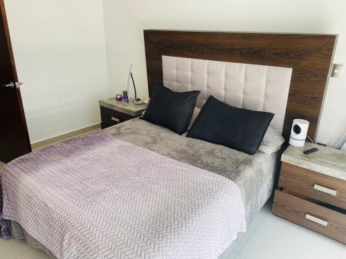 Un pat sau paturi într-o cameră la Acogedora y amplia casa, alberca climatizada previa reserva