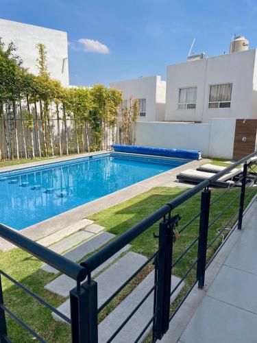 a swimming pool in the middle of a building at Acogedora y amplia casa, alberca climatizada previa reserva in Juriquilla