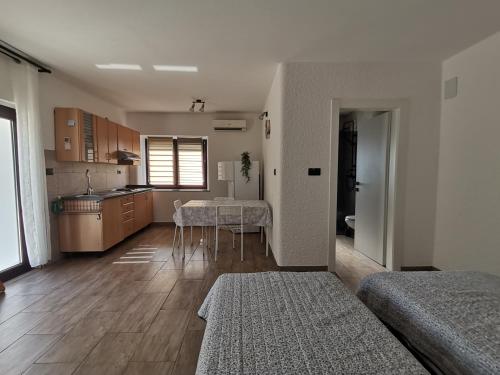 een woonkamer met een keuken en een eetkamer bij Studio Luna in Bale