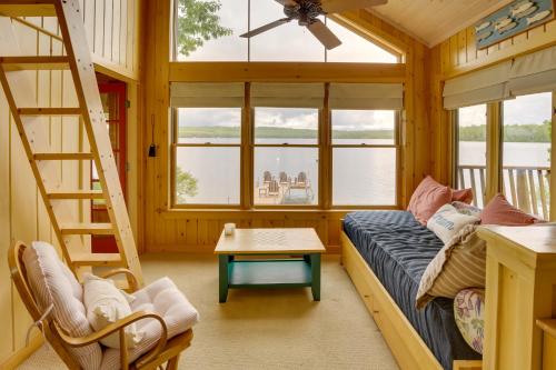 Zimmer mit einem Bett, einer Leiter und einem Tisch in der Unterkunft Waterfront Raymond Vacation Rental with Boat Dock! in Raymond