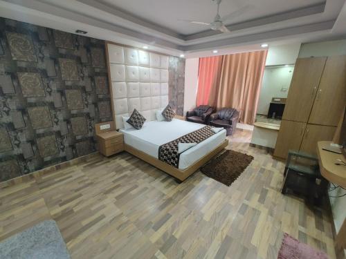 1 dormitorio con 1 cama y sala de estar en HOTEL RAHI., en Ranchi