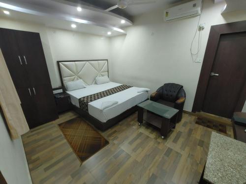 1 dormitorio pequeño con 1 cama y 1 silla en HOTEL RAHI., en Ranchi
