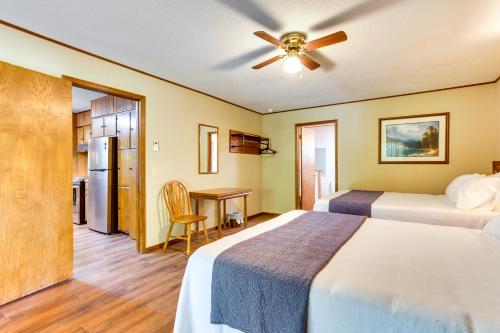 Habitación de hotel con 2 camas y ventilador de techo. en Cozy Oklahoma Retreat with Patio, Fire Pit and Grill!, en Davis