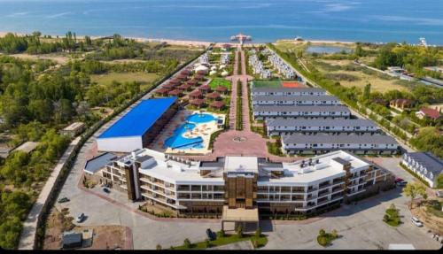 una vista aérea de un complejo con piscina en Таунхаус в Baytur Resort, en Bosteri
