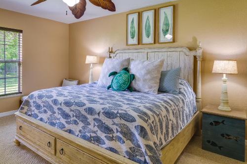 um quarto com uma cama com um edredão azul e branco em Clewiston Bluegill Home Rental with Fishing Pond! em Clewiston