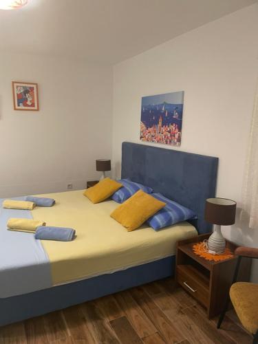 Studio apartment orange