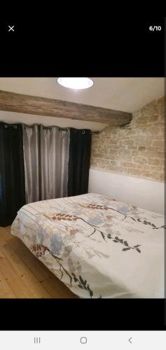 - un lit avec une couette dans l'établissement Appartement au cœur de la nature, à Gorze