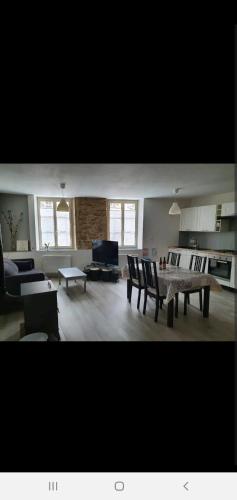 un salon avec un canapé et une table dans l'établissement Appartement au cœur de la nature, à Gorze